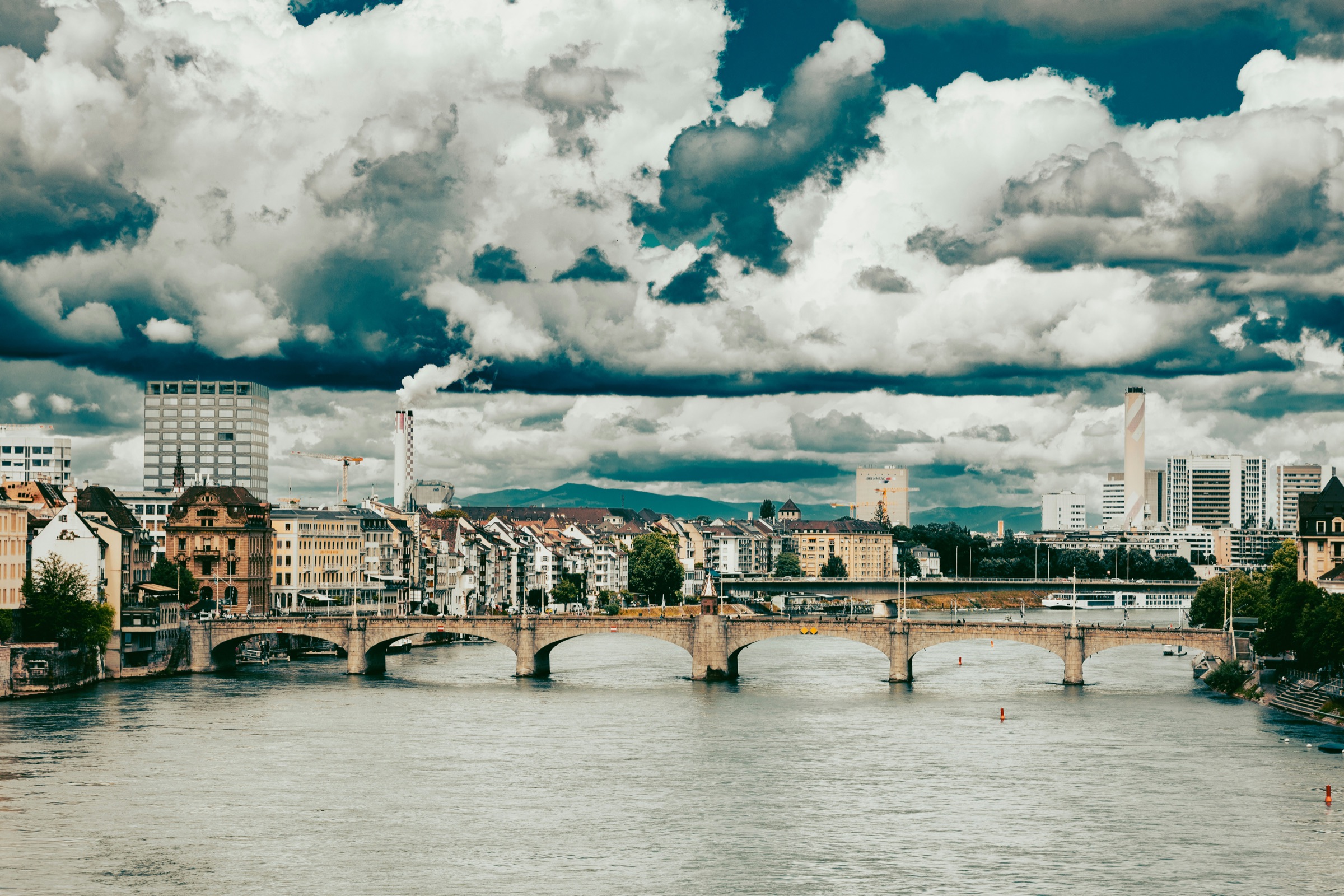 Blick über den Rhein auf die Basler Altstadt mit der Mittleren Brücke